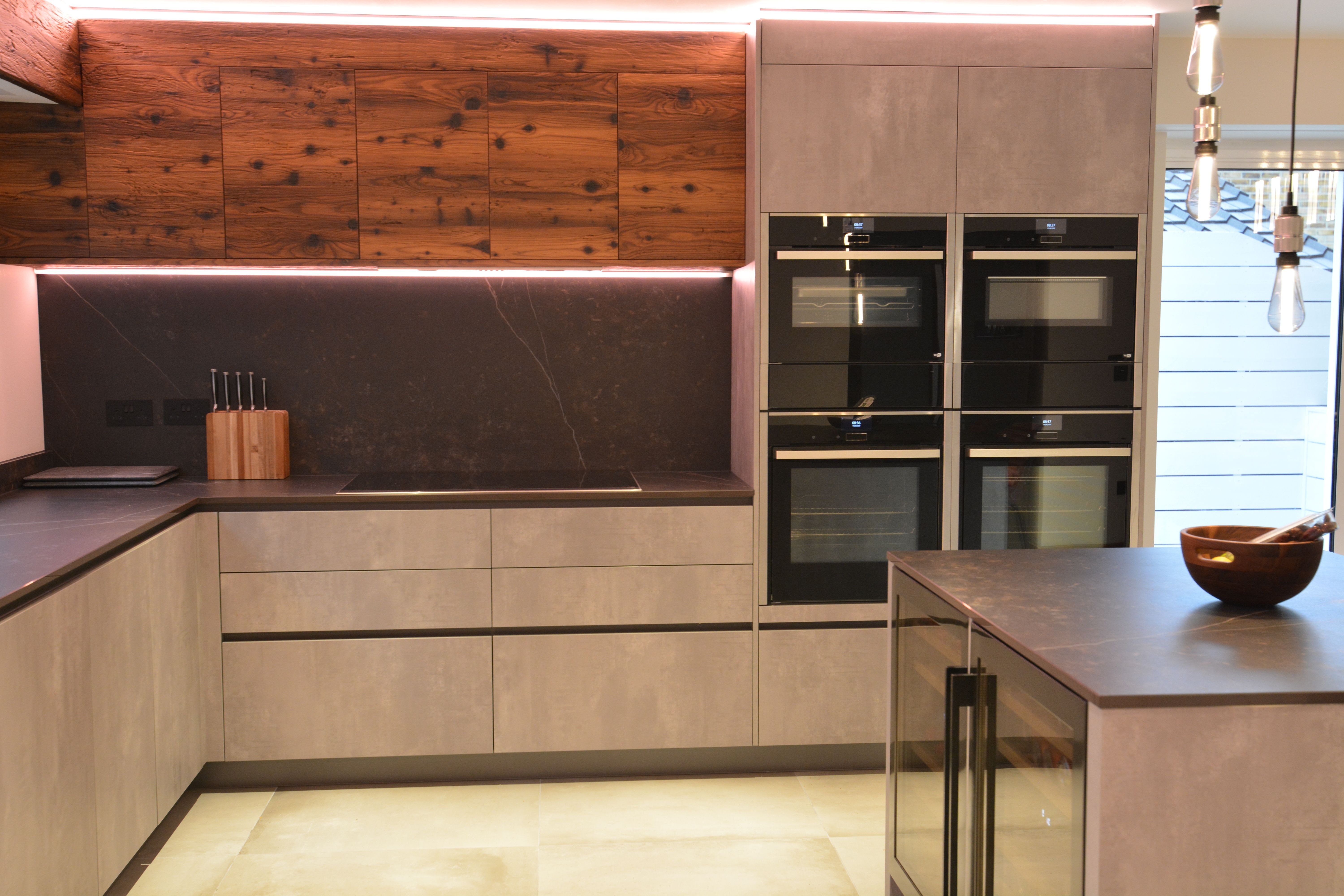 Häcker Kitchens – Handless, Putty Concrete & Dark Oak