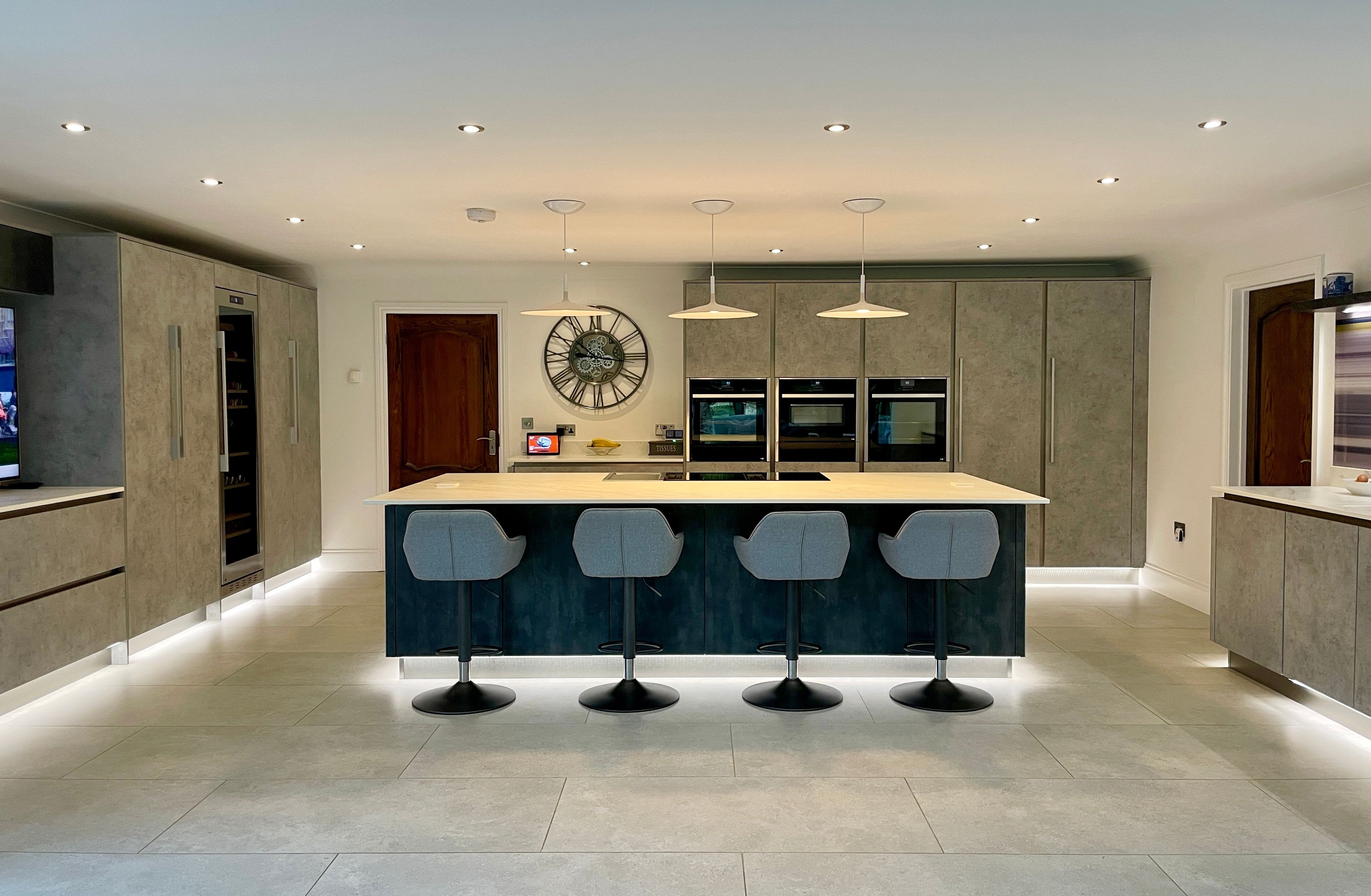 Häcker Kitchens – Handless, Light & Dark Concrete